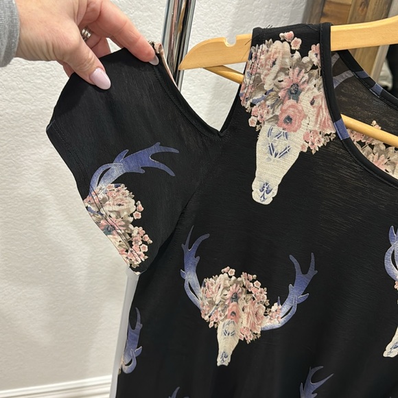 Off the shoulder Silky Blouse - Picture 2 of 4